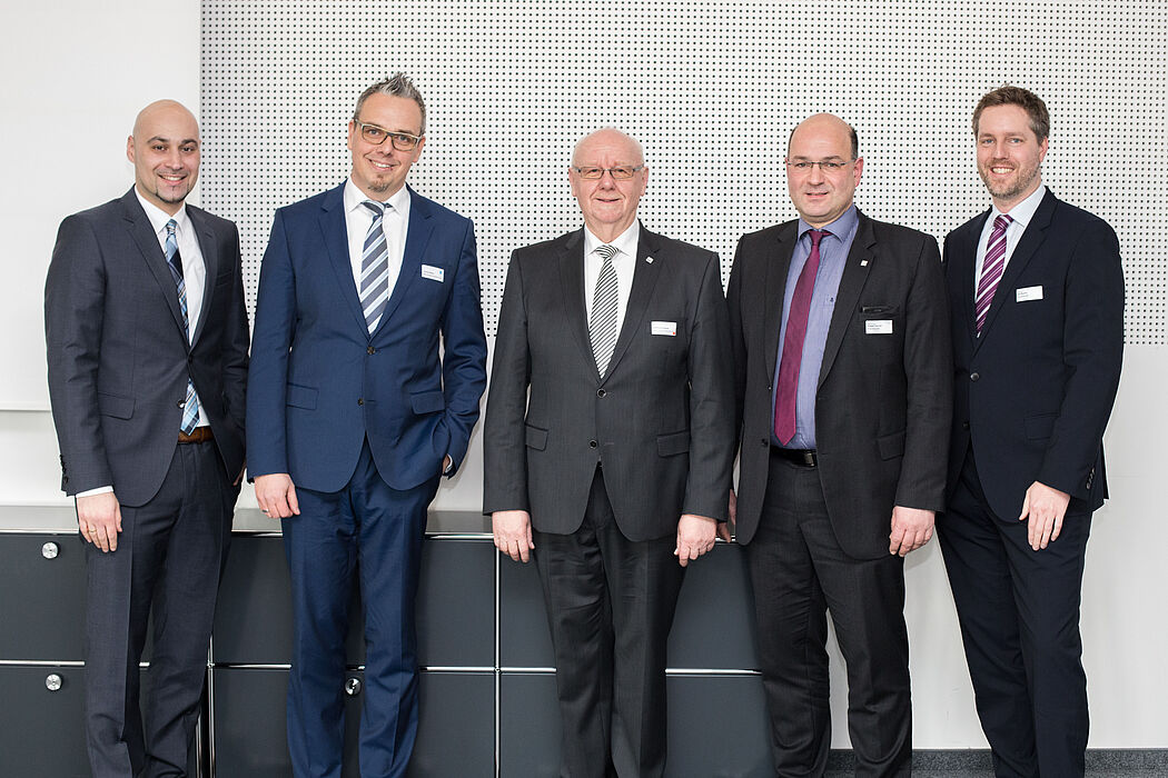 Feiern mit ihren Gästen den „Take-off 2017“: Prof. Ansgar Trächtler (Leiter Fraunhofer IEM), Prof. Eric Bodden und Prof. Roman Dumitrescu (Direktoren des Fraunhofer IEM) mit Karl-Ernst Vathauer (MSF-Vathauer Antriebstechnik) und Thomas Mader (GEA We