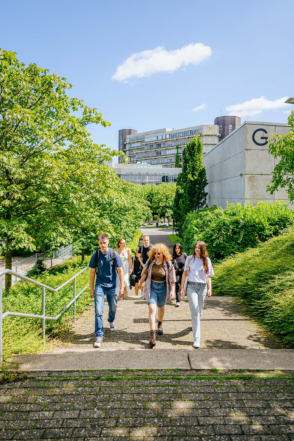 Studierende auf dem grünen Campus in Paderborn