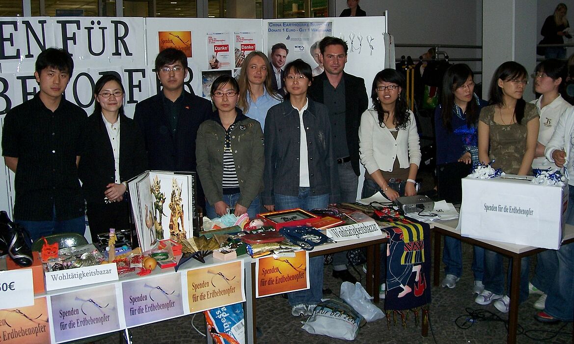 Foto (Mark Heinemann): Infostand im Frühjahr 2008 an der Universität Paderborn mit Spendenaktion zu Gunsten der chinesischen Erdbebenopfer.