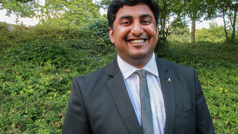 Foto (Universität Paderborn, Carolin Riethmüller): Hat Abschluss und bereits den ersten Job in der Tasche: Abhiram Kolluri, 100. Absolvent des Masterstudiengangs „Electrical Systems Engineering“.