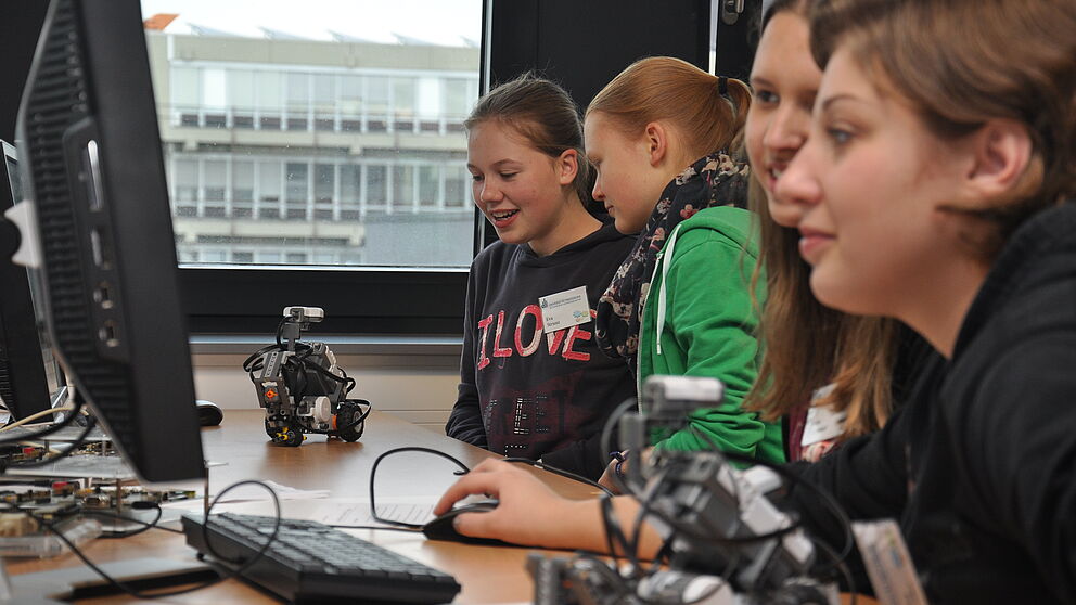 Foto (Universität Paderborn): Experimentieren und Programmieren; so wird Robotern Leben eingehaucht.