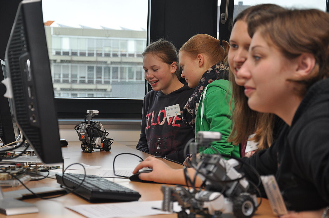 Foto (Universität Paderborn): Experimentieren und Programmieren; so wird Robotern Leben eingehaucht.