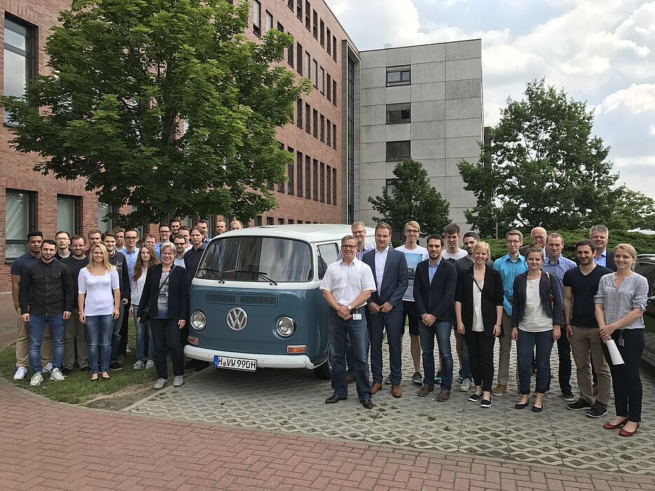 Foto (Universität Paderborn): Winfo-Exkursion 2017 nach Hannover: Studierende und Professoren des Departments Wirtschaftsinformatik bei VW Nutzfahrzeuge.