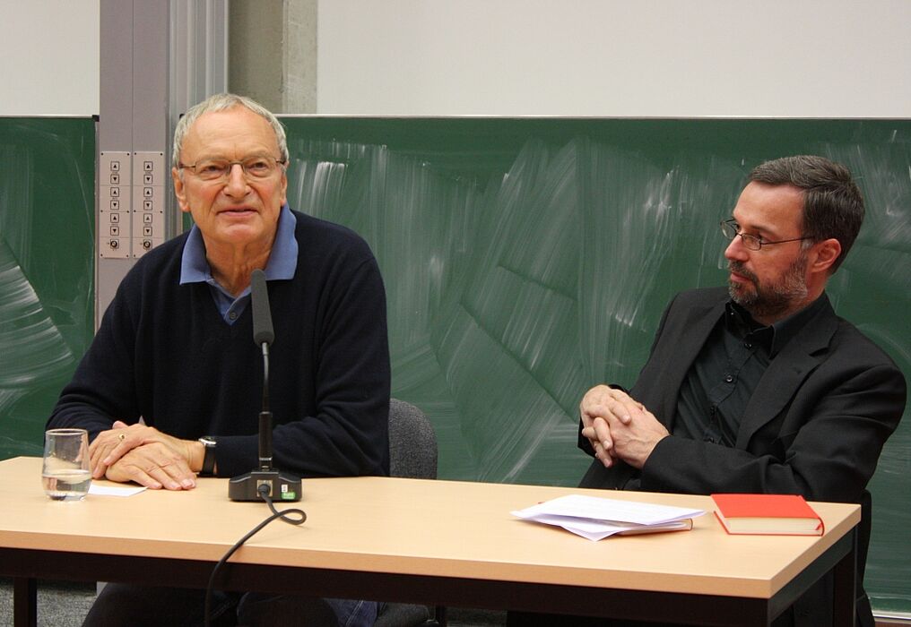Foto (Frauke Döll): Uwe Timm (links) mit Prof. Dr. Norbert Otto Eke.