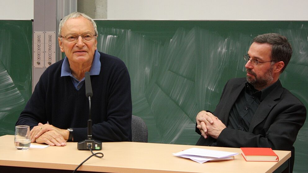 Foto (Frauke Döll): Uwe Timm (links) mit Prof. Dr. Norbert Otto Eke.