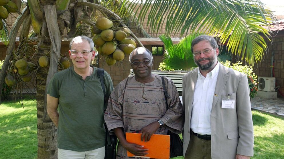 Foto: Dr. Hans Peter Klemme, Prof. Dr. Serge Glitho und Prof. Dr. Michael Hofmann auf der Tagung in Lomé/Togo.