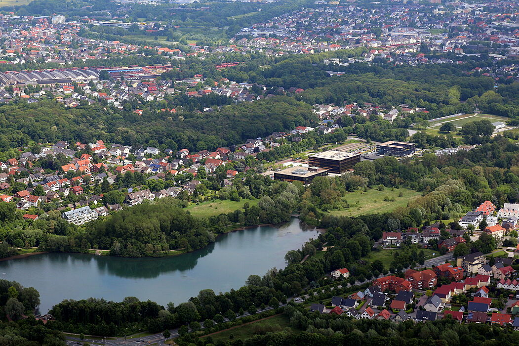 Foto (Universität Paderborn, Patrick Kleibold): Luftbild des Padersees. Im Hintergrund das HNI, das HNF und ZKM 1 vom 14. Juni 2013.