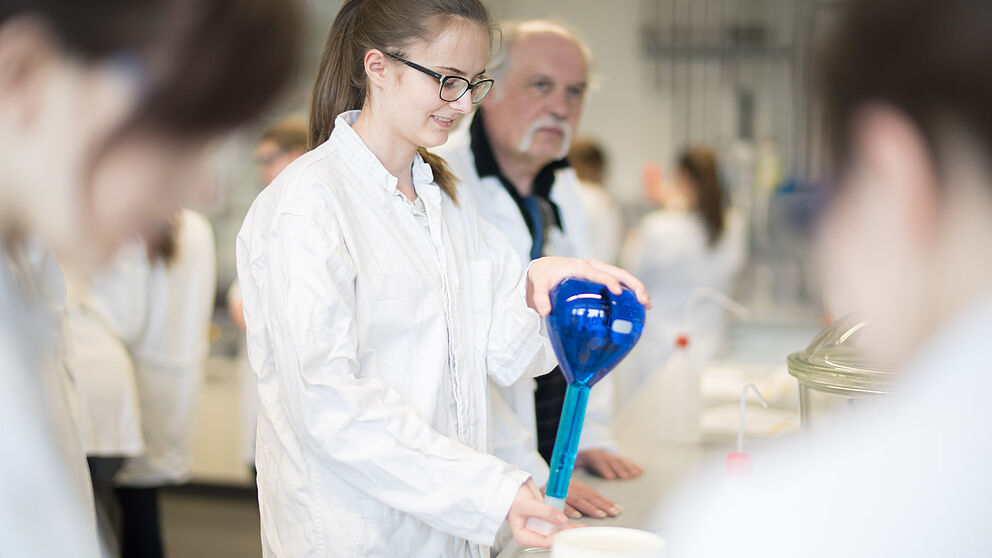 Foto (Universität Paderborn): Schülerinnen experimentieren während der Herbst-Uni. 