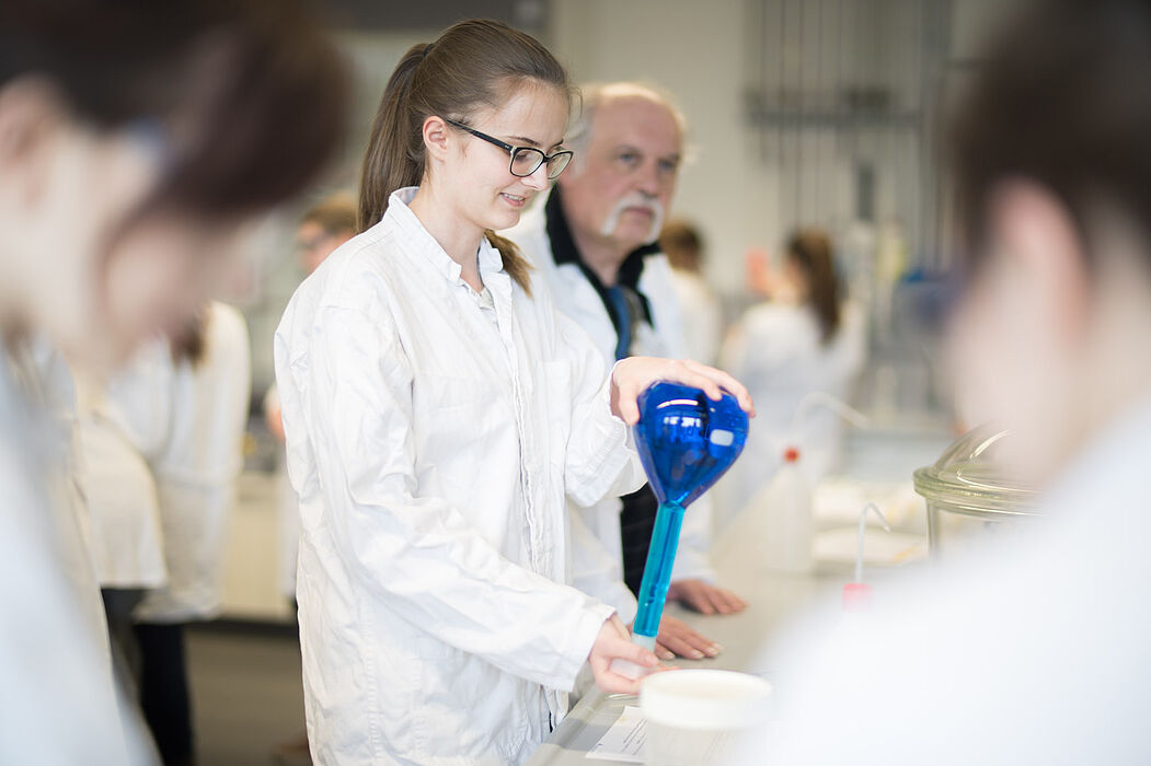 Foto (Universität Paderborn): Schülerinnen experimentieren während der Herbst-Uni. 