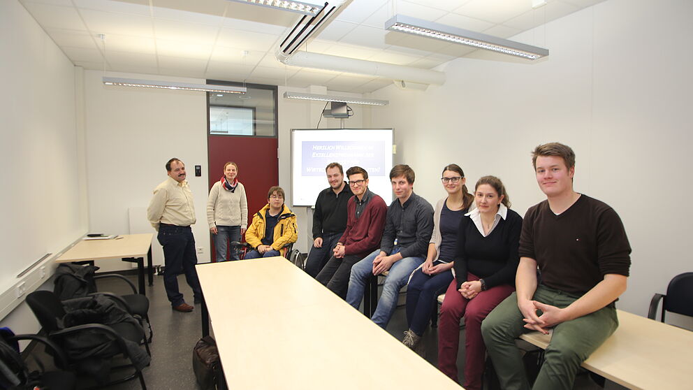 Foto: Unter Federführung von Prof. Dr. H. Hugo Kremer (links) verbessern die Studierenden durch ihre Teilnahme am Exzellenzseminar ihre Chancen am Arbeitsmarkt.