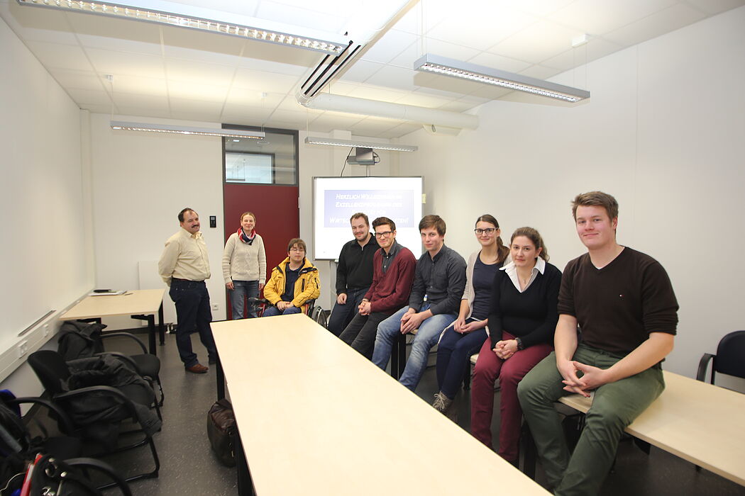 Foto: Unter Federführung von Prof. Dr. H. Hugo Kremer (links) verbessern die Studierenden durch ihre Teilnahme am Exzellenzseminar ihre Chancen am Arbeitsmarkt.
