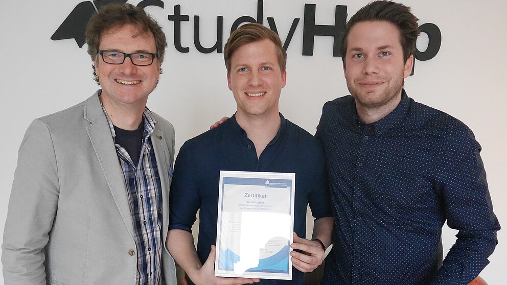 Foto (TecUP, Universität Paderborn), v. li.: Prof. Dr. Rüdiger Kabst zeichnet die Gründer der StudyHelp GmbH, Carlo Oberkönig und Daniel Weiner, aus.
