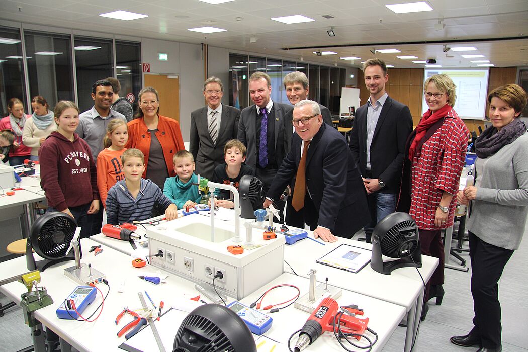 Foto: Besuch im Schülerlabor „coolMINT“ (hinten v. l.): Edmond Thevapalan und Prof. Dr. Katrin Temmen vom Schülerlabor, Christoph Schön (Leiter Stabsstelle Hochschulnetzwerk und Fundraising, Universität Paderborn), MIT-Kreisvorsitzender Ulrich Lan