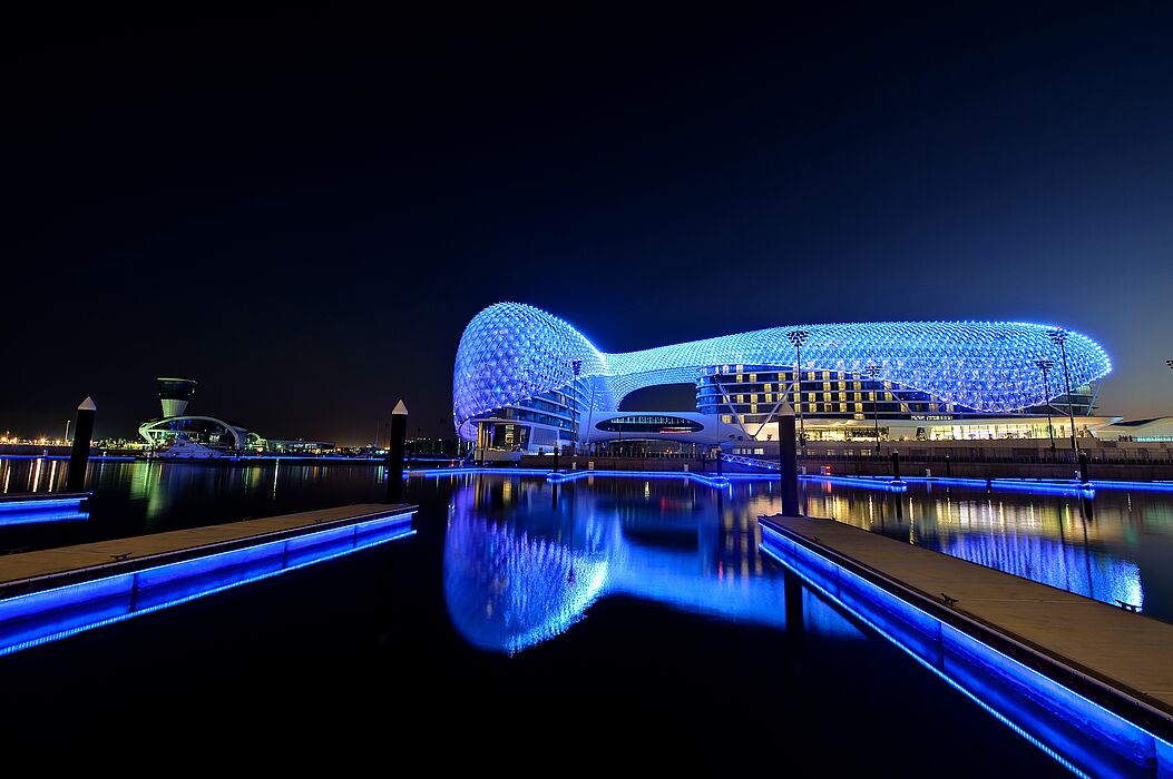 Foto (Traxon Technologies | e:cue lighting control): Das kürzlich fertiggestellte YAS Hotel in Abu Dhabi ist durch das Formel-1-Rennen auf der neuen Rennstrecke rund um das Hotel feierlich eingeweiht worden. Es ist das weltweit größte LED-Projekt, in d