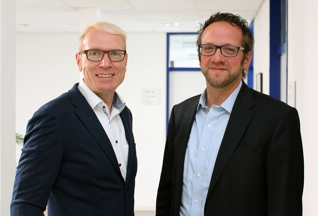 Foto (Universität Paderborn, Heiko Appelbaum): Karl-Julius Sänger (l.) und Prof. Dr. Dr. Claus Reinsberger freuen sich über die neue Kooperation.