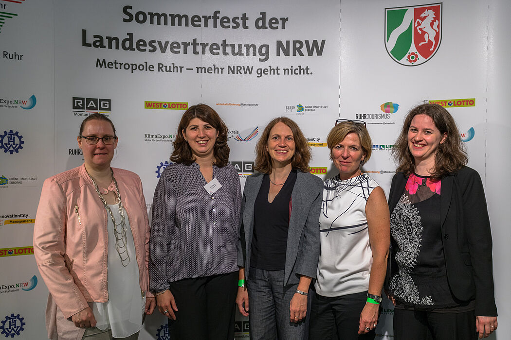Die EU-Referentinnen freuen sich auf dem Sommerfest der Landesvertretung NRW in Brüssel über die Durchführung eines erfolgreichen Workshops „Durchstarten nach Europa“. Von links nach rechts: Dr. Miriam Hanitzsch (FH Bielefeld), Dr. Alice Merca, Eri