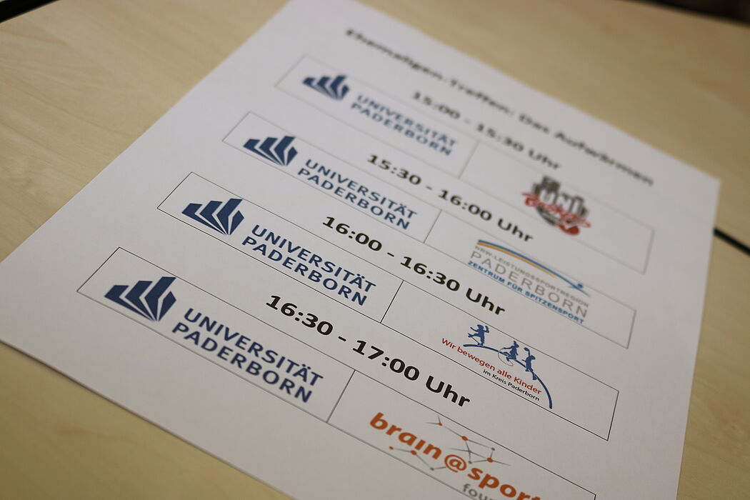 Foto (Universität Paderborn, Alexandra Dickhoff): Vor der Party wurden bei Kaffee und Kuchen aktuelle Projekte der Universität, des Departments Sport und Gesundheit und der Sportstadt Paderborn vorgestellt. 