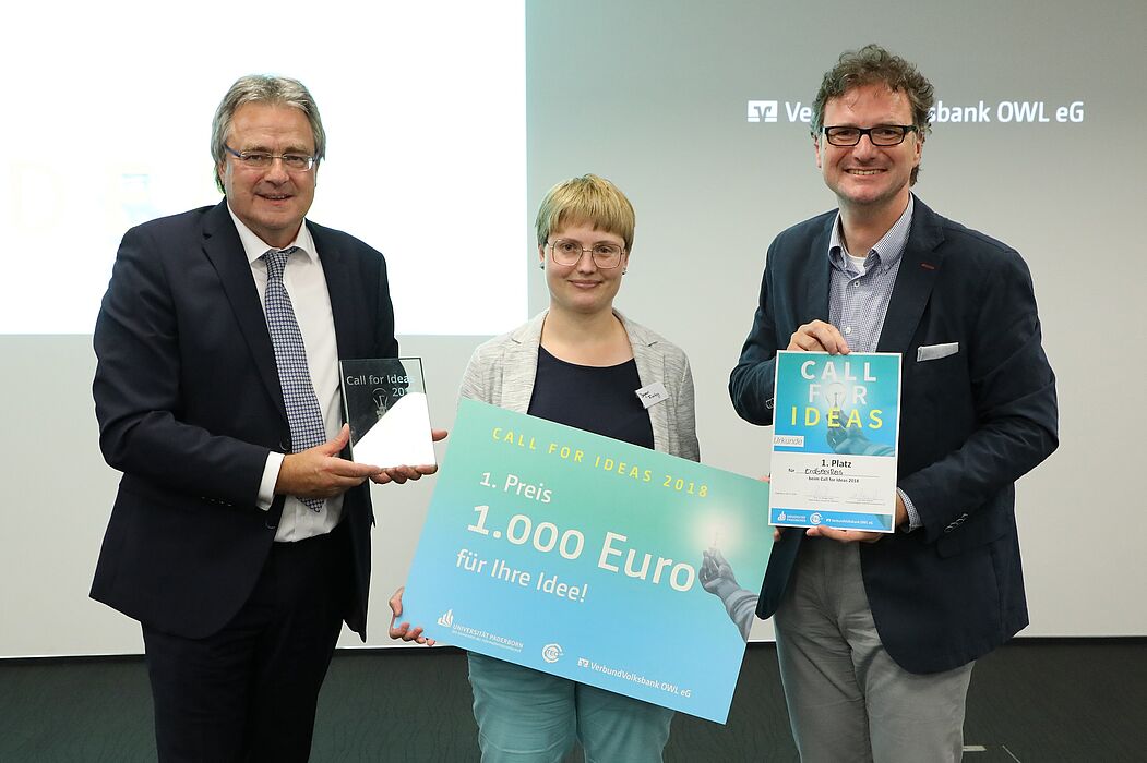 Foto: Die Gewinnerin Dagmar Freitag aus dem Team „Erdbeerreis“ wird von Karl-Heinz Rawert (l.) und von Prof. Dr. Rüdiger Kabst ausgezeichnet.