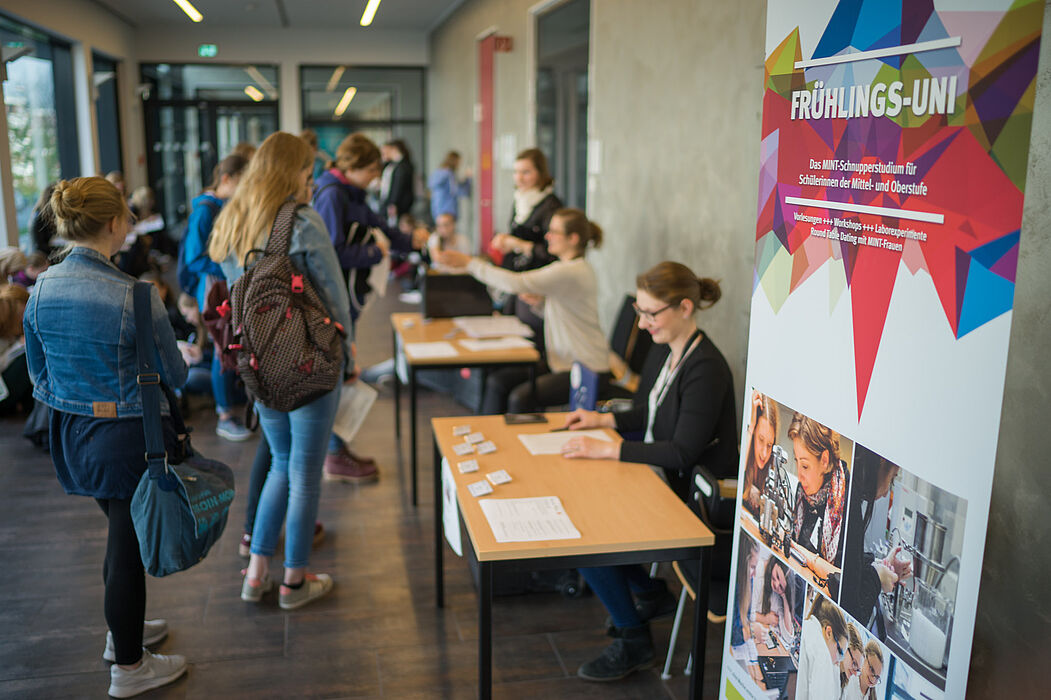 Foto  (Universität Paderborn): Anmeldung am Eröffnungstag.