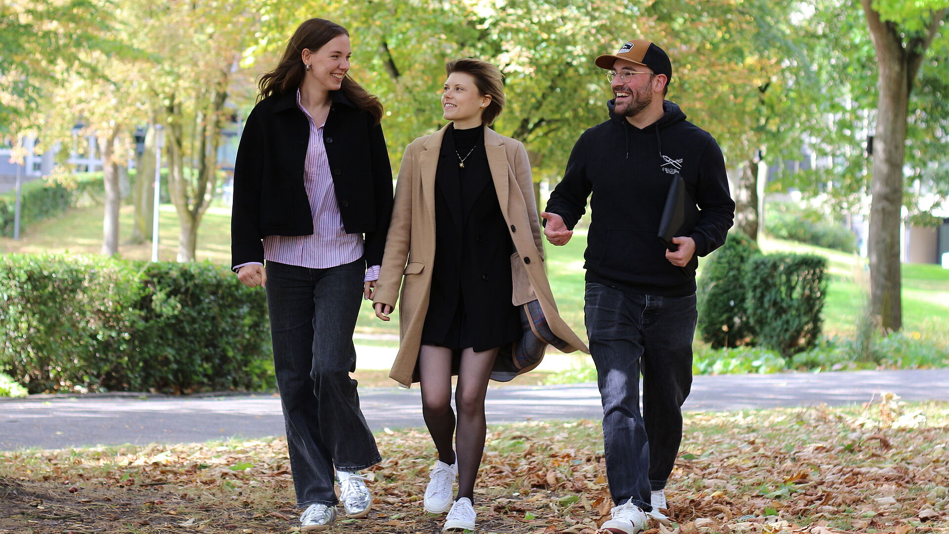 Die Uniguides Laura, Amy und Ali laufen über den Campus