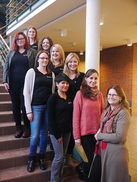Foto (Johannes Pauly): hintere Reihe von oben nach unten: Alina Schultz, Angelika Wall, Janina Beckmeier, Friederike Hoffmann, Lara Gerhardts (Seminarleitung), Prof. Dr. Dorothee M. Meister (Projektberatung); vordere Reihe von oben nach unten: Sophie-Luis