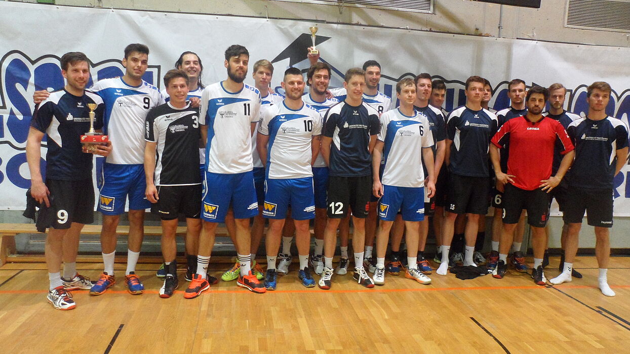 Foto (Universität Paderborn): Volleyball: Knappes Finale mit dem besseren Ausgang für die Uni Gießen (weiße Trikots, Paderborn in blau).