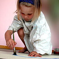 Mädchen beim Kinderkunstprojekt