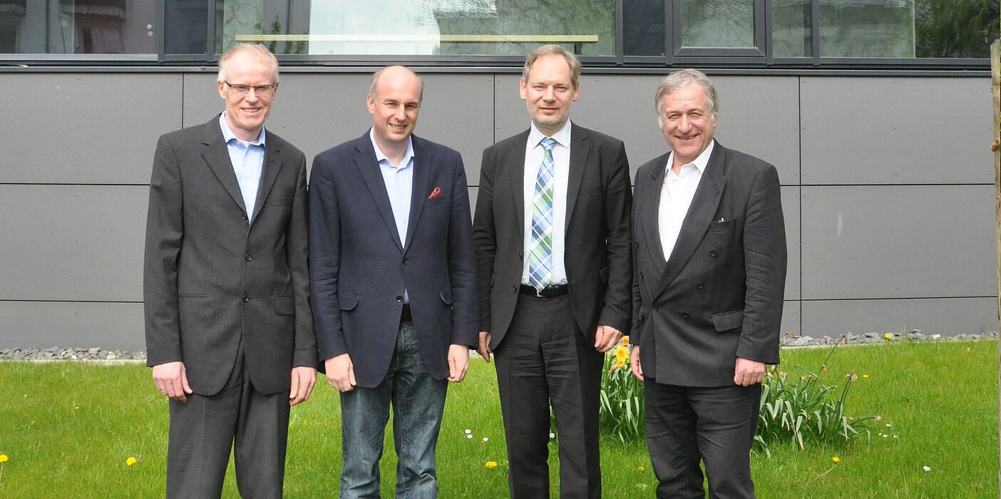 Foto (Universität Paderborn): (v. l. n. r.) Prof. Dr.-Ing. Reinhold Häb-Umbach, Leiter des Instituts für Elektrotechnik und Informationstechnik, Prof. Dr. Jürgen Klüners, Dekan der Fakultät Elektrotechnik, Informatik und Mathematik, Gastredner Dr.-I