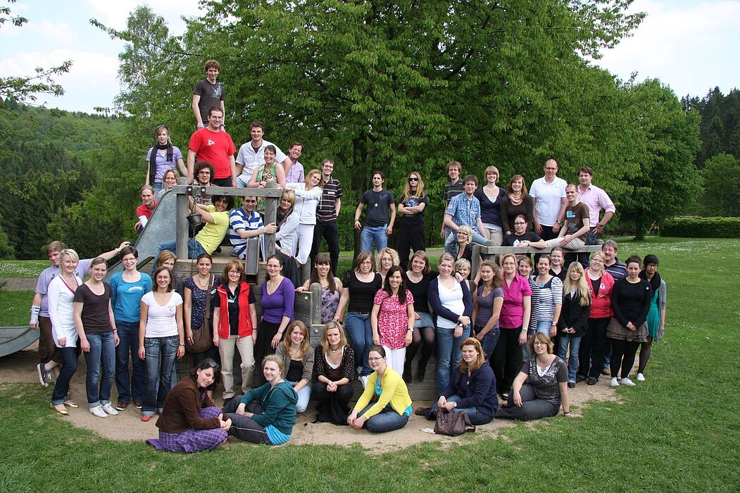 Foto (Universität Paderborn): Der Hochschulchor „UniSono“ bei einem arbeitsreichen Wochenende in der Jugendherberge Biggesee.