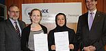 Foto (Universität Paderborn, Frauke Döll): Prof. Dr. Volker Peckhaus, Dekan der Fakultät für Kulturwissenschaften, die Preisträgerinnen Hamideh Mohagheghi und Anna-Maria Fischer und Dr. Uwe Baer, Vorstandsvorsitzender der Stiftung Dienstleistungsgrup