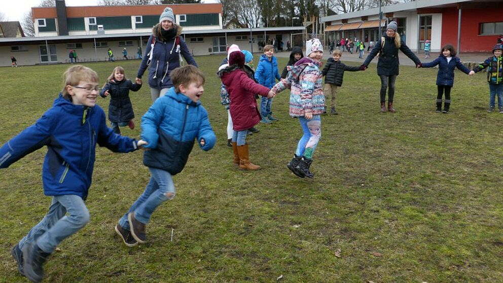 Foto (Simone Steffen): Fit in Marienloh: Gemeinsame Bewegung in den Pausen macht Spaß und fördert die Aufmerksamkeit im Unterricht.