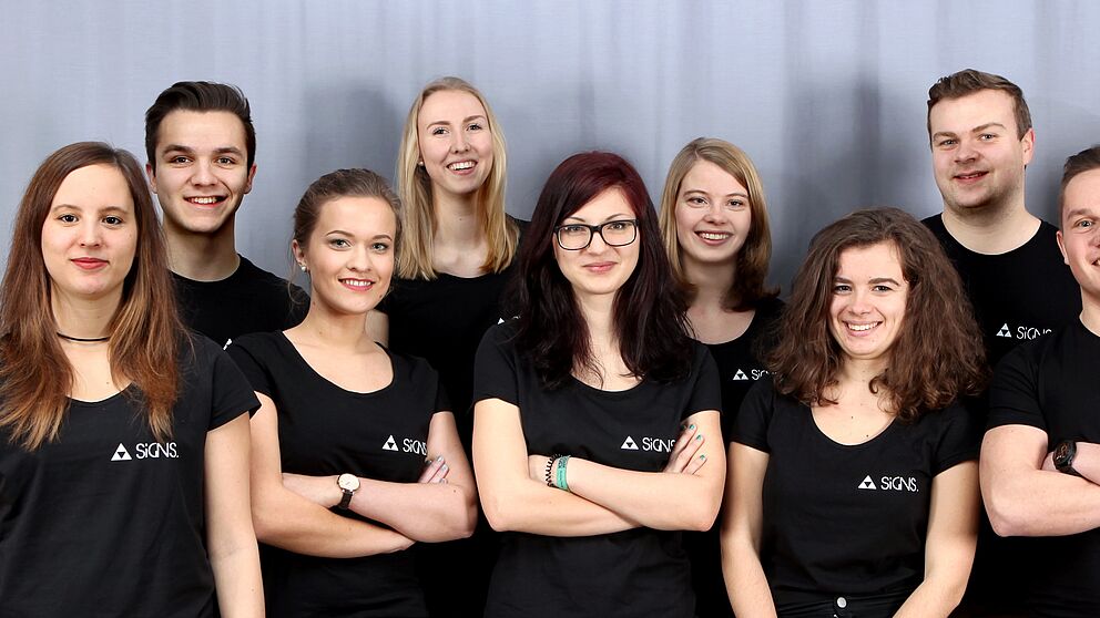 Foto (Universität Paderborn, Nora Gold): SIGNS.-Team 2017 (v. l.): Lara Gerhardts, Seminarleitung, Isa Hartleif, Simon Deregowski, Sophia Starke, Marie Kaiser, Mailin Strecke, Dorothea Peters, Aurélie Blanchain, Simon Kiel, Elias Frank, Prof. Dr. Doroth
