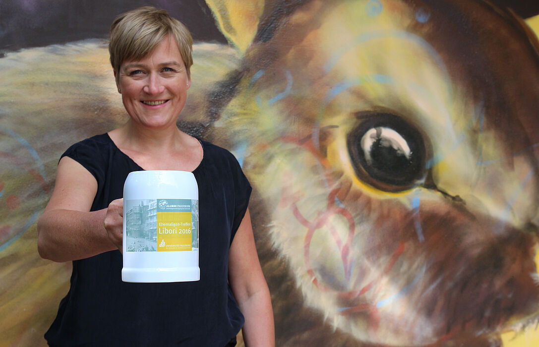 Foto (Julia Pieper, Universität Paderborn): Das Paderborner Hasenmotiv, Libori und die Ehemaligen der UPB gehören zusammen: Alexandra Dickhoff von Alumni Paderborn lädt ein zum Ehemaligen-Treffen am Libori-Freitag. Die ersten 50 Besucher erhalten eine
