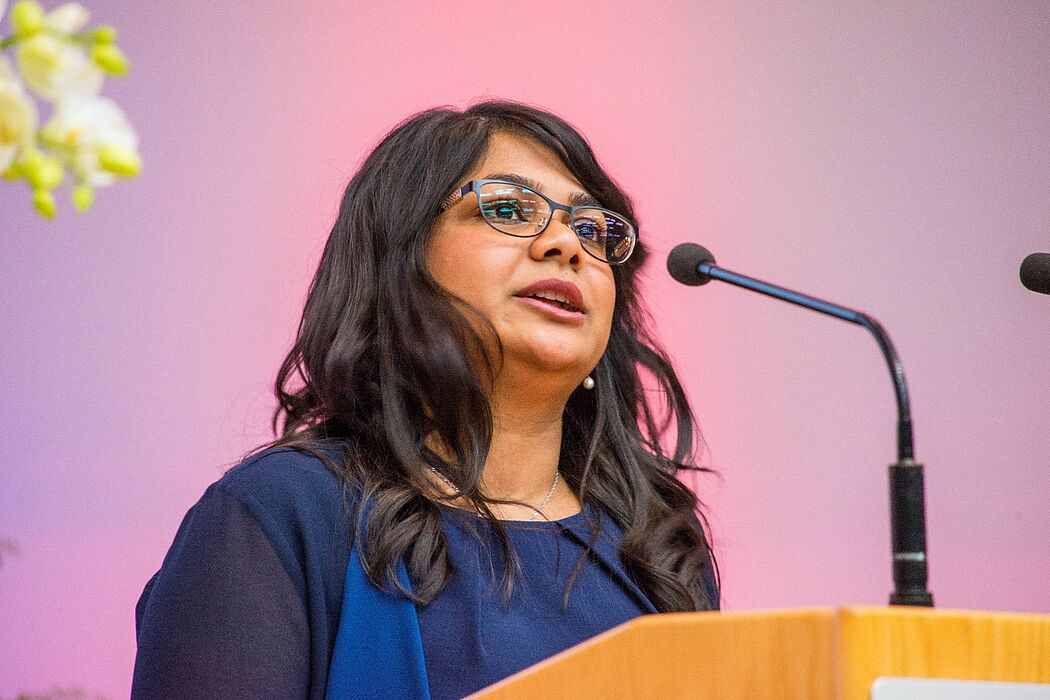 Foto (Universität Paderborn): Die studentische Festrede am Tag der Wirtschaftswissenschaften 2015 hielt Absolventin Sumaya Islam.
