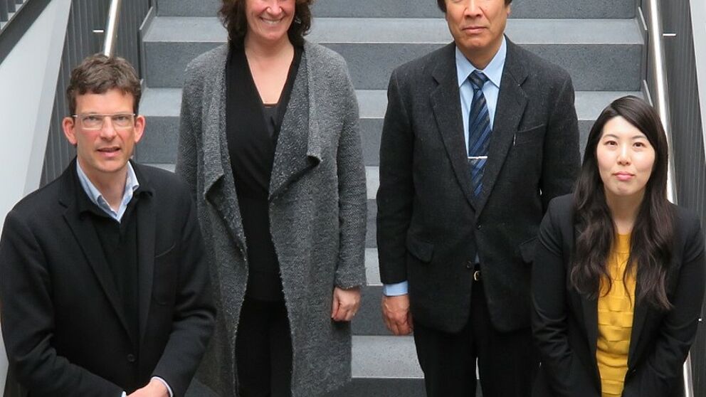 Foto (Universität Paderborn): Anlässlich ihres Gastbesuchs wurden der Vizepräsident der Universität Oita Prof. Dr. Norio Shimoda (2. v. r.) sowie vom International Office der Universität Oita Frau Mika Kouno (1. v. r.) an der Fakultät für Wirtschaf