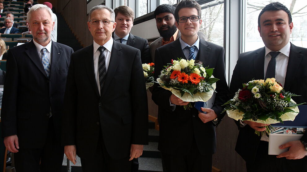 Foto (Universität Paderborn, Nina Reckendorf): (v. l. n. r.) Prof. Dr. Wilhelm Schäfer, Bernhard Dorenkamp, Michael Rüsing, Azharuddin Kazi, Donato Morelli und Mehmet Esat Aydinöz.