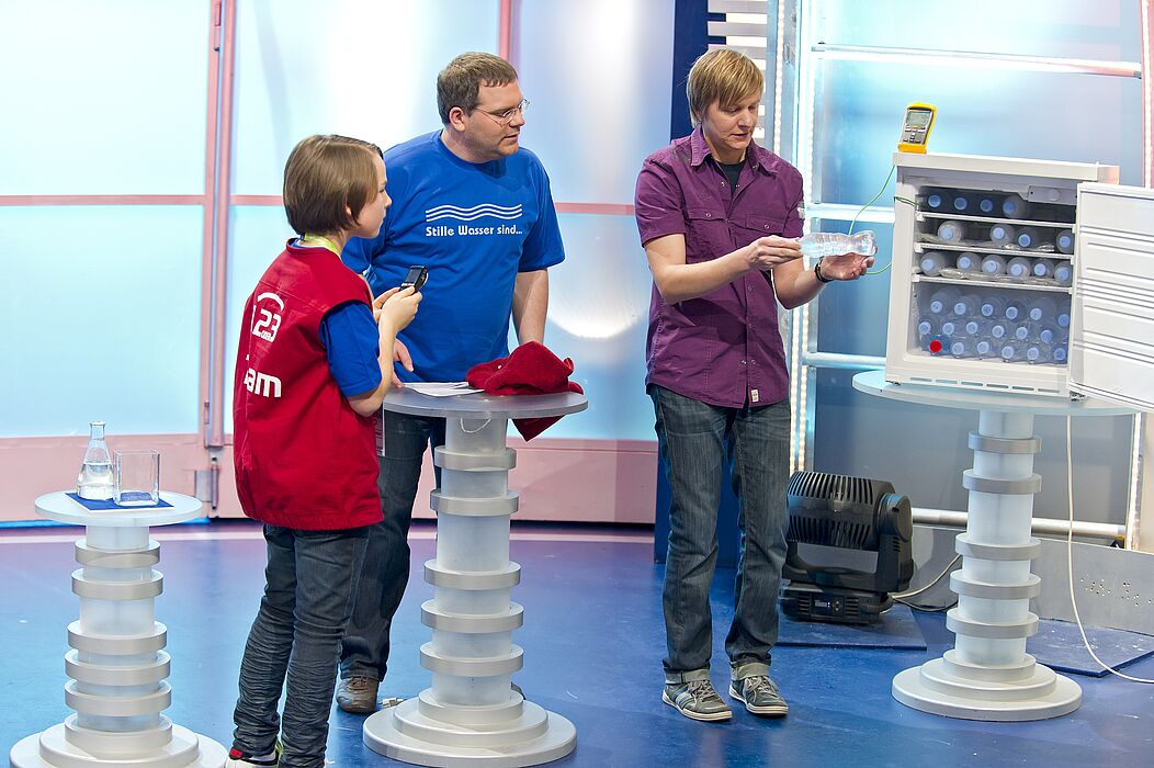 Foto (ZDF/Ralf Wilschewski): Kamerakind Josef, Elton und Dr. Marc Sacher von der Uni Paderborn. Das Wasser ist nicht gefroren, trotz minus 13 Grad im Eisschrank.