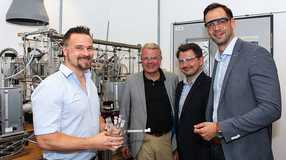 Foto: Prof. Dr. Bauer stellt Politikern seine Forschung vor.