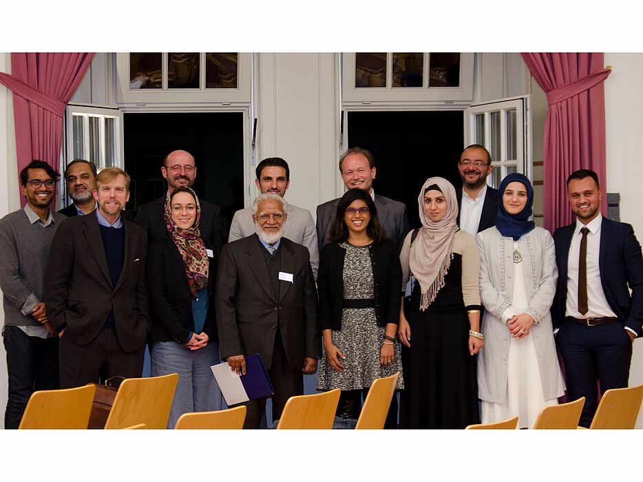 Foto (Universität Paderborn, Laura-Teresa Bolzau): Teilnehmer der Tagung, darunter die Veranstalter Prof. Dr. Klaus von Stosch (6. v. rechts) und Idris Nassery (rechts).