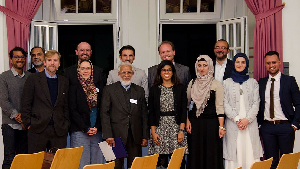 Foto (Universität Paderborn, Laura-Teresa Bolzau): Teilnehmer der Tagung, darunter die Veranstalter Prof. Dr. Klaus von Stosch (6. v. rechts) und Idris Nassery (rechts).