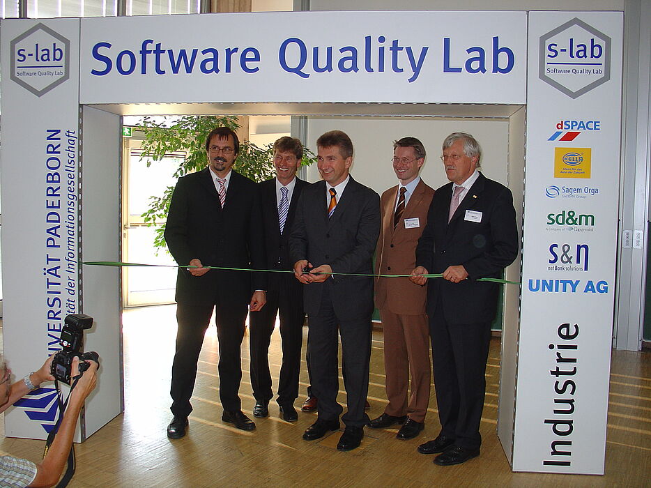 Offiziell eröffnet wurde am 15.9. auch das s-lab „software quality lab“. (v.li.): Prof. Dr. Gregor Engels, Informatik-Professor und s-lab-Vorsitzender, Uni-Rektor Prof. Dr. Nikolaus Risch,  NRW-Innovationsminister Prof. Dr. Andreas Pinkwart, Dr. Oliv
