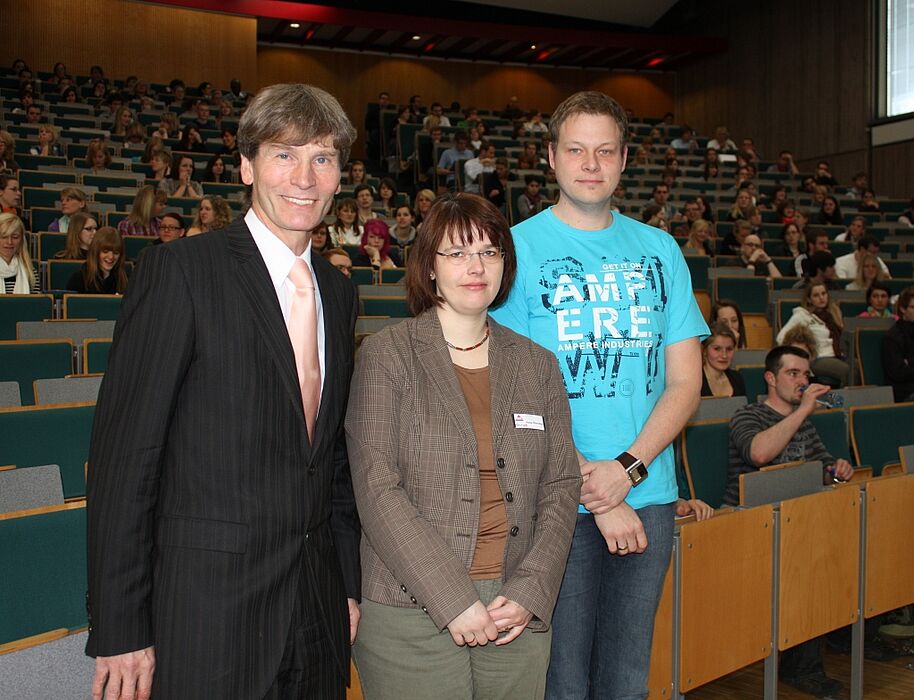Foto (Universität Paderborn, Frauke Döll): Begrüßten zum Semesterbeginn die Studienanfänger: Präsident Prof. Dr. Nikolaus Risch, Studentenwerks-Geschäftsführerin Dr. Katja Nienaber und AStA-Sozialreferent Stefan Wittgraeber (v. l.).