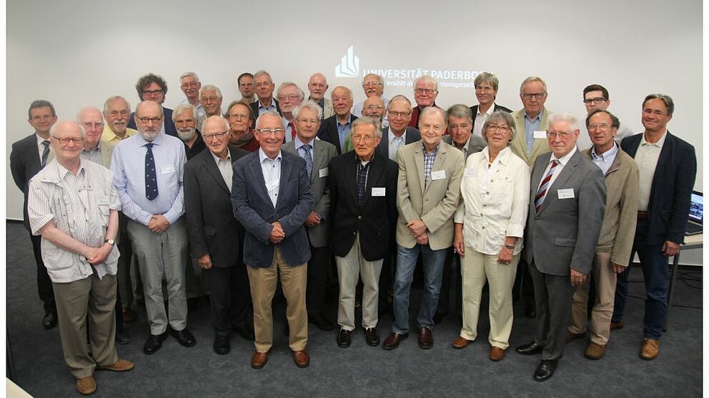 Foto (Universität Paderborn, Julia Pieper): Die Teilnehmer und Teilnehmerinnen des 16. Emeriti-Treffens im Senatssitzungssaal.