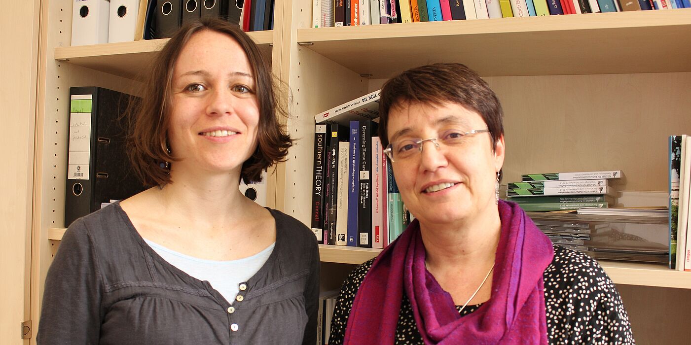 Foto (Universität Paderborn, Frauke Döll): Die Soziologinnen Dr. Romy Reimer und Prof. Dr. Birgit Riegraf (v. l.) haben die Ergebnisse einer Studie zur Pflegesituation in Deutschland und zum Konzept der Wohn-Pflege-Gemeinschaften vorgelegt.