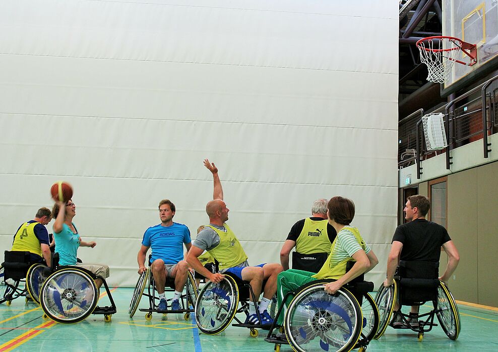 Foto (Universität Paderborn, Vanessa Dreibrodt): Rollstuhlsport ist schon immer ein fester Bestandteil des Hochschulsports der Universität Paderborn – für Menschen mit oder ohne Behinderung.