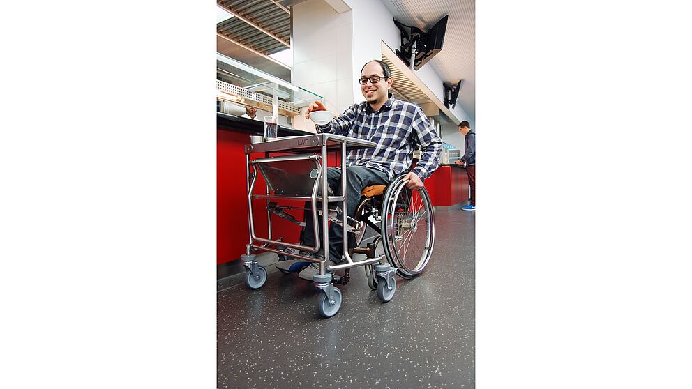 Foto: Der Tablettwagen erleichtert Menschen mit Beeinträchtigung den Besuch der Mensen des Studierendenwerks Paderborn.