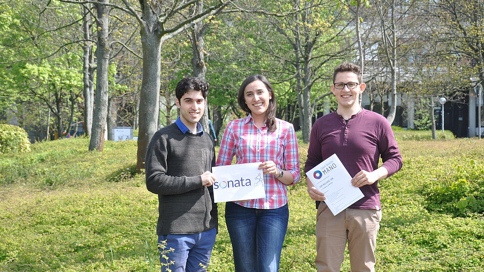 Foto (Universität Paderborn, Isabel Stroschein): Die Mitarbeiter der Fachgruppe Rechnernetze: (v. l.) Hadi Razzaghi Kouchaksaraei, Sevil Dräxler und Manuel Peuster.