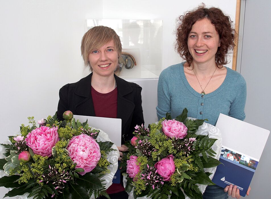 Foto (Universität Paderborn, Vanessa Dreibrodt): Frederike Kallmeyer (li.) und Kathrin Leithner freuen sich über ein Graduiertenstipendium für ihr jeweiliges Promotionsvorhaben.
