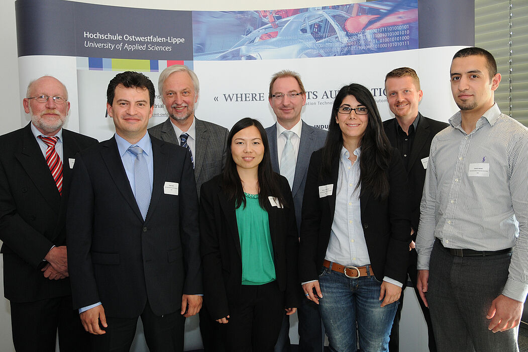 Das neue Promotionskolleg geht mit vier Doktorandinnen und Doktoranden an den Start (vorne): Anas Anis, Hongli Ding, Sahar Torkamani und Ismail Jawad. Professor Dr. Hans Kleine Büning (Institut für Informatik an der Uni Paderborn und Sprecher der ISA), 