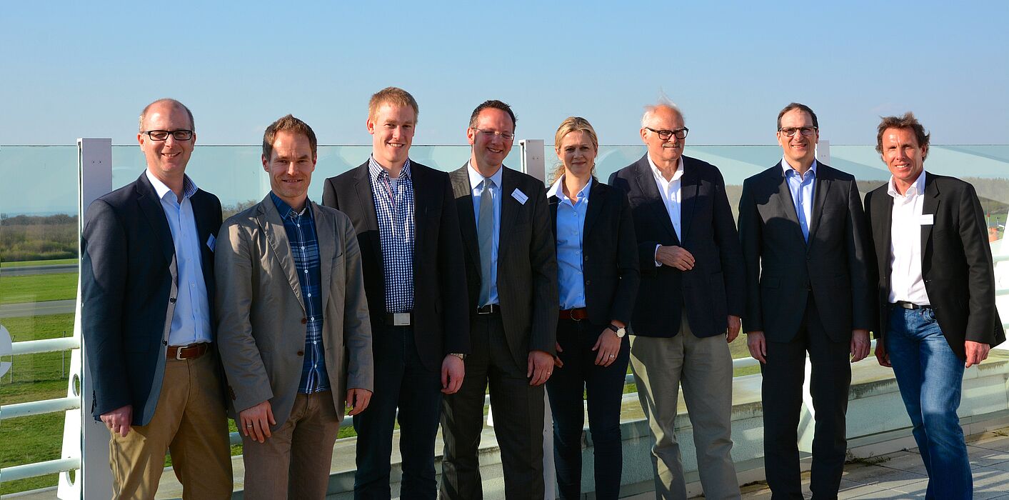 Foto (Sportmedizinisches Institut, Universität Paderborn): Referenten und Organisatoren bei bestem Wetter auf der sonnigen Dachterrasse des Airport-Forums (von links): Prof. Dr. J. Baumeister, PD Dr. phil. Olaf Hoos, MA Rasmus Jakobsmeyer, Prof. Dr. Dr. 